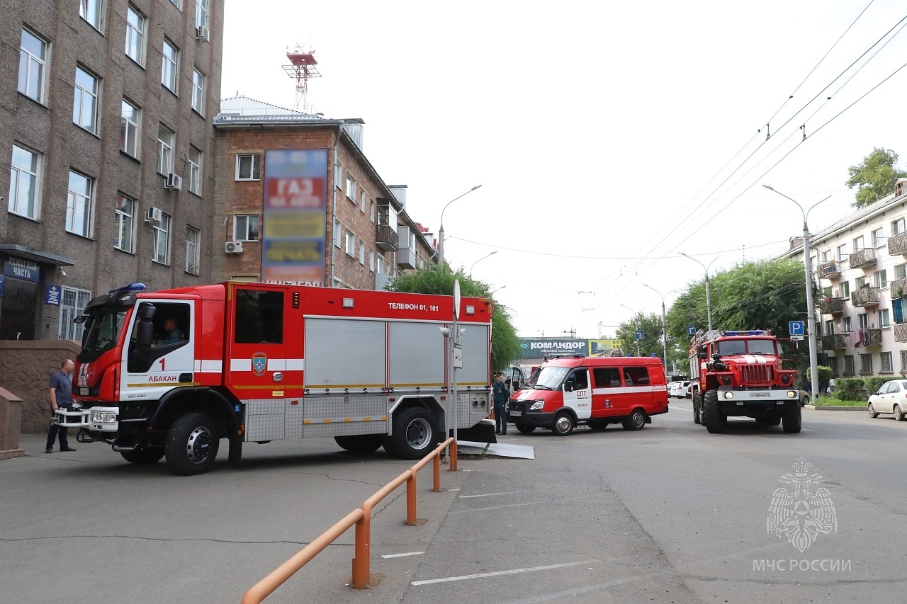 Пожарные провели учения на здании Управления МВД России по городу Абакану -  Новости - Главное управление МЧС России по Республике Хакасия