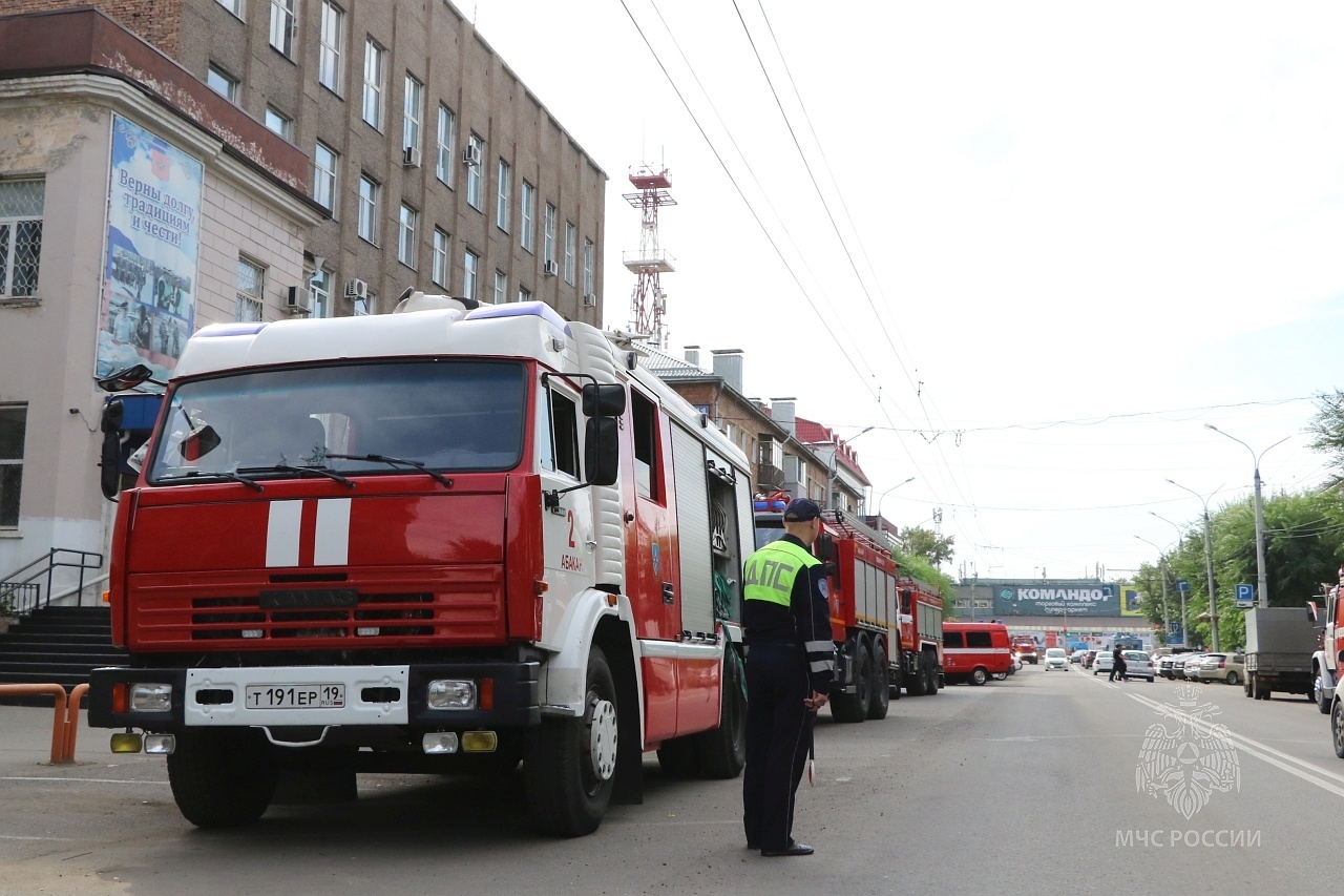 Пожарные провели учения на здании Управления МВД России по городу Абакану -  Новости - Главное управление МЧС России по Республике Хакасия